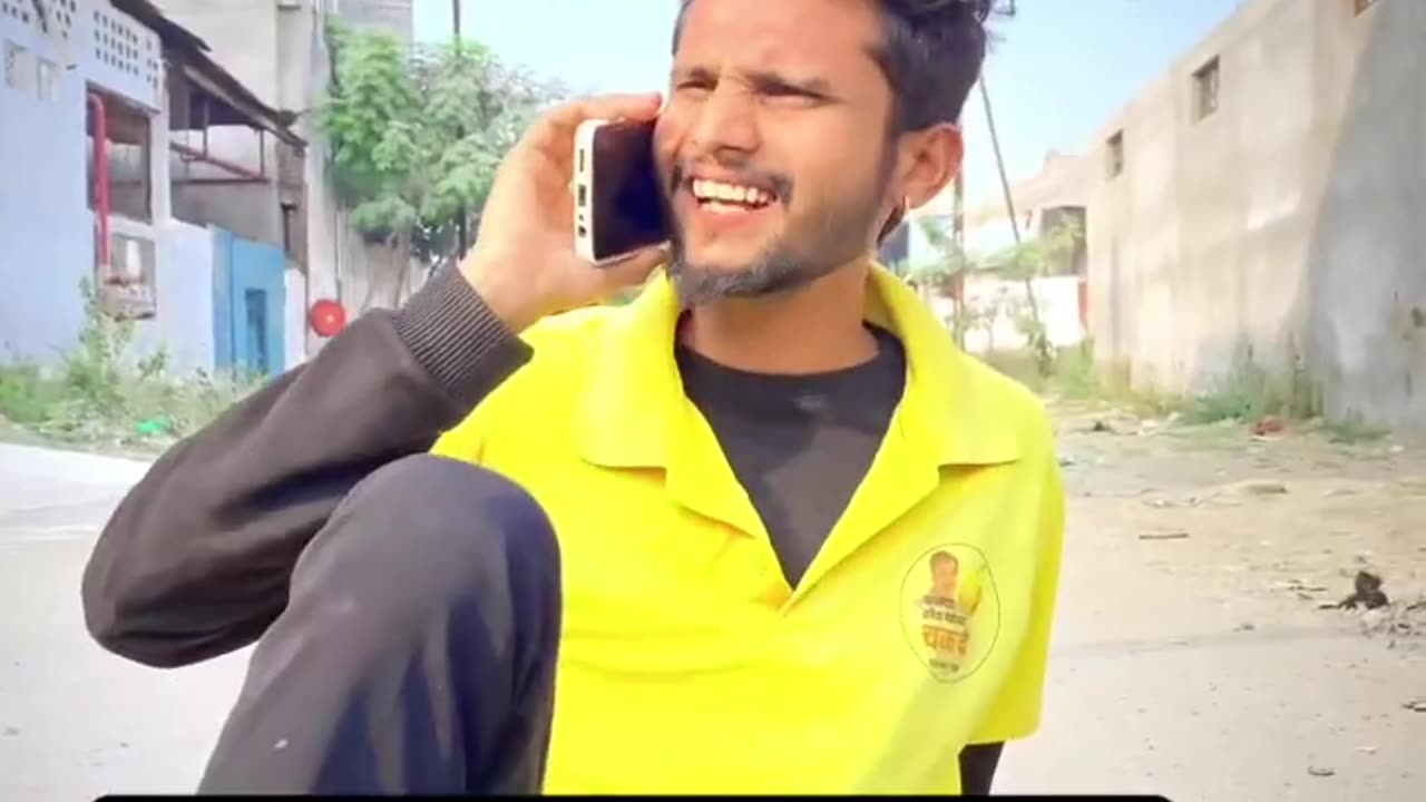 दम है तो हसी रोक कर दिखाओ और कॉमेंट में बताओ #youtubeshorts #ytshort #viralshorts #comedy shot