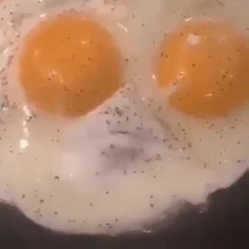 Eggs shivering from the cold on the fire is a rare thing, you will not believe Hahaha