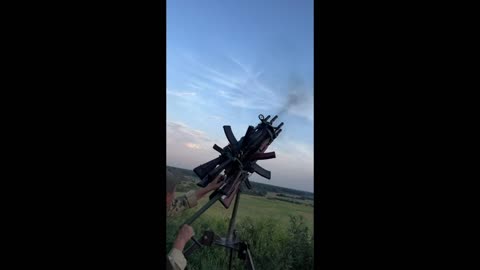 Zgjidhja ukrainase për dronët kamikaze rusë: 6 AK-74 të kombinuara.