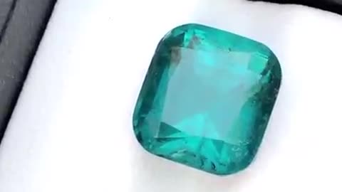 London blue topaz Weight:28.70 carats Dimension:19.5x15.5x10.2mm Clarity:eye clean