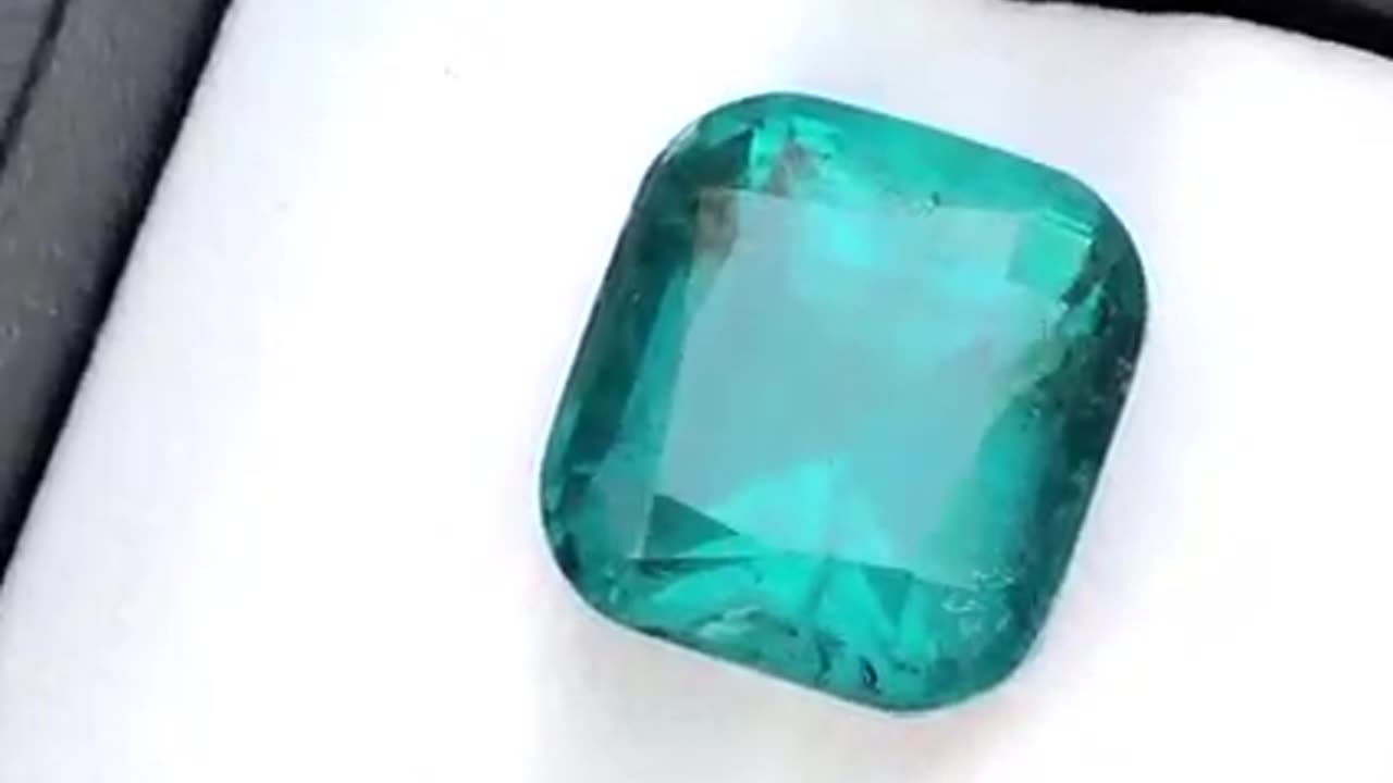 London blue topaz Weight:28.70 carats Dimension:19.5x15.5x10.2mm Clarity:eye clean