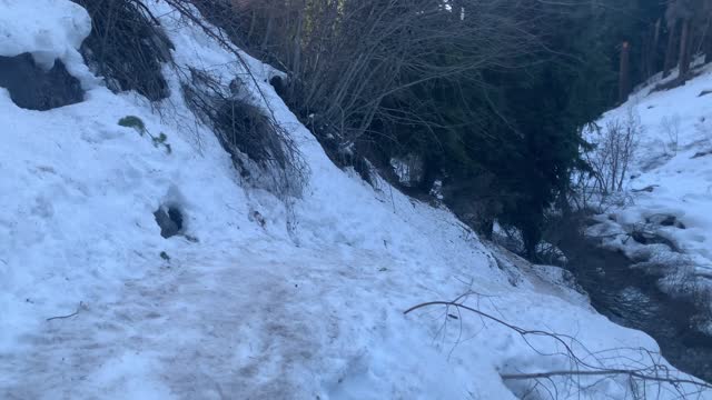 Descending the River Ice Trail – Tamanawas Falls – Mount Hood – Oregon – 4K