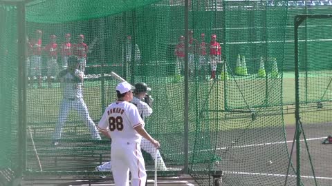 岸田行倫のバッティングを真剣に見守るあまり大久保博元コーチが騒がしくする選手にキレてしまうwww