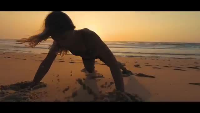 Savage training on the beach 🌅👊🏻 No gym needed