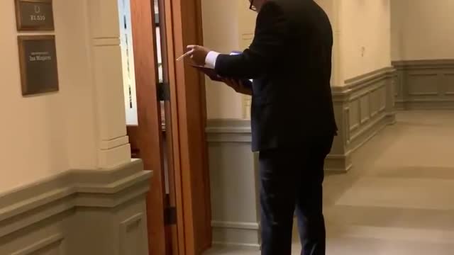 Texas House sergeant at arms has begun delivering ARREST warrants to AWOL Democrats