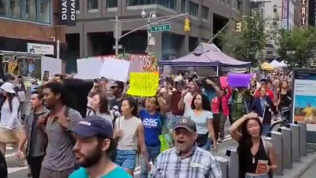 New Yorkers protesting against Vaccine mandates