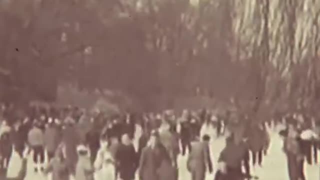 Parisian people ice-skating in 1956 ⛸