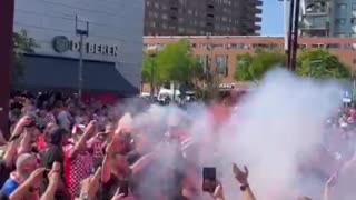 Sjajna atmosfera ispred stadiona u Rotterdamu