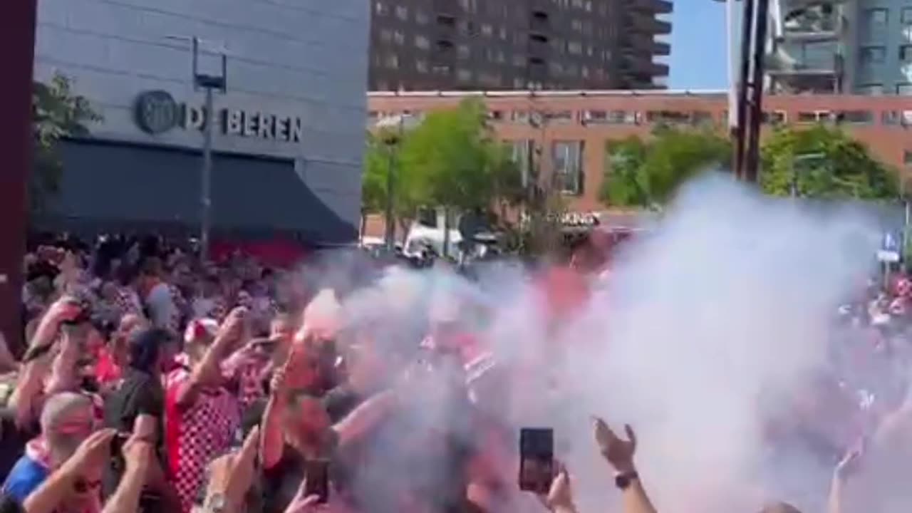 Sjajna atmosfera ispred stadiona u Rotterdamu