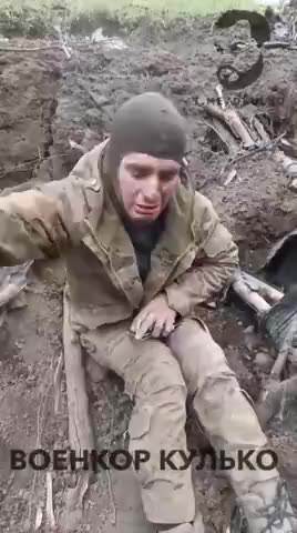 우크 포로에게 '걱정하지 마세요. 전쟁이 끝났으니 집에 돌아갈 겁니다'라며 안심시키고 있는 러시아군