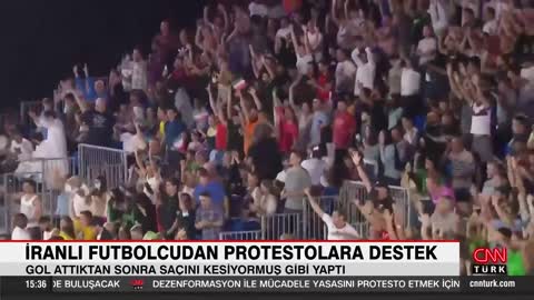 İranlı futbolcu protestolara destek için saçını kesiyormuş gibi yaptı