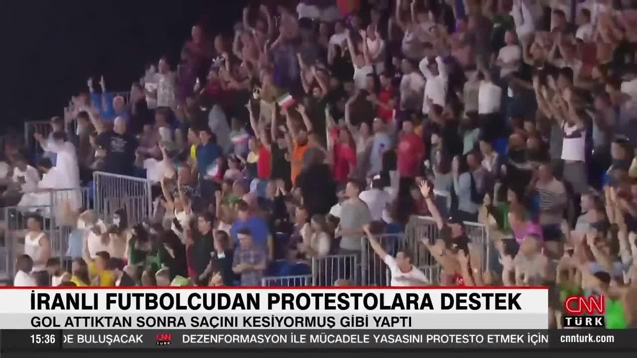 İranlı futbolcu protestolara destek için saçını kesiyormuş gibi yaptı