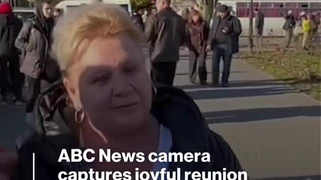 James Longman encounters special moment while interviewing activist in Kherson l ABC News