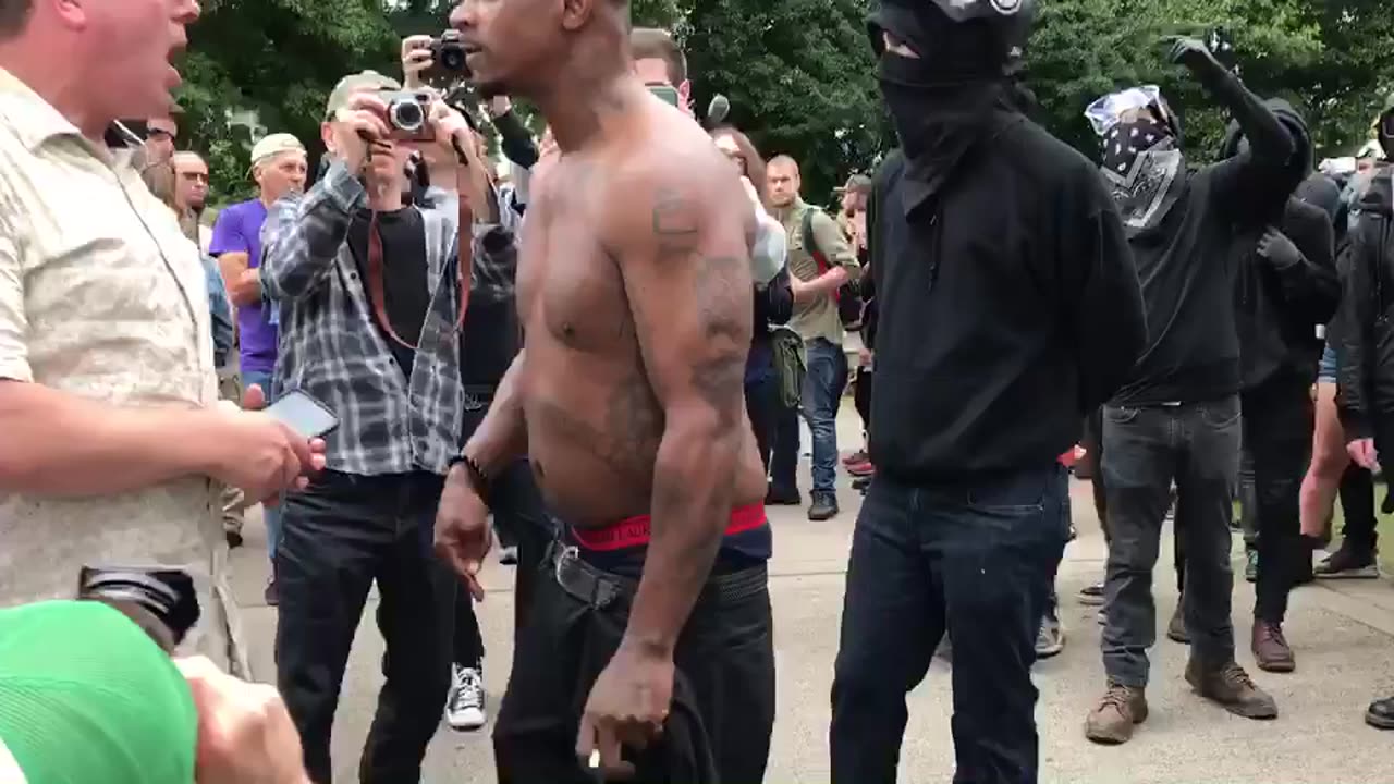 Aug 17 2019 Portland 0.2.1 Man on Antifa side confronts and tries to intimidate person