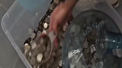 Man Cashing In Pennies He Collected For 45 Years Is Speechless At What The Bank Says