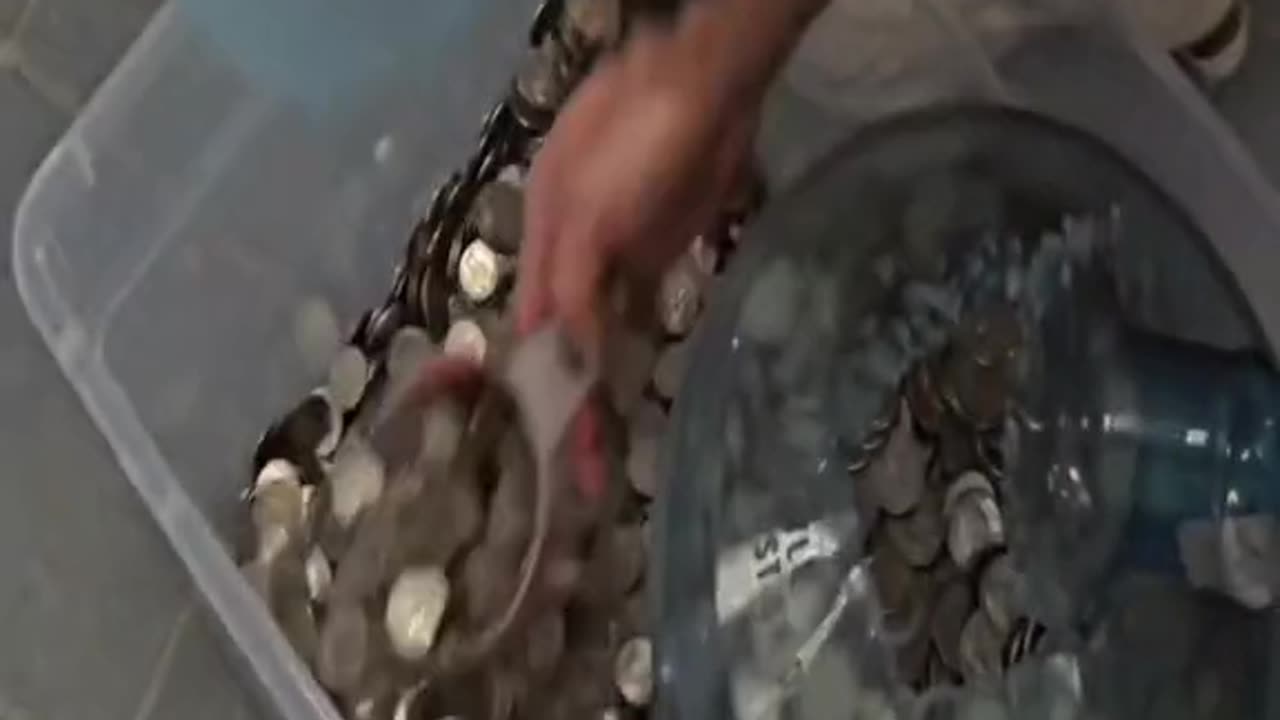 Man Cashing In Pennies He Collected For 45 Years Is Speechless At What The Bank Says