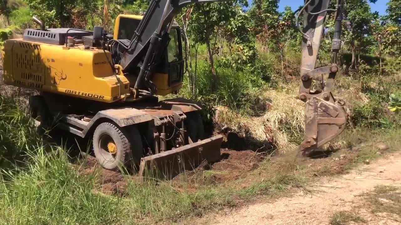 Incredible Skill Trailer Operator Bring Wheeled Excavator Clump To Mountain