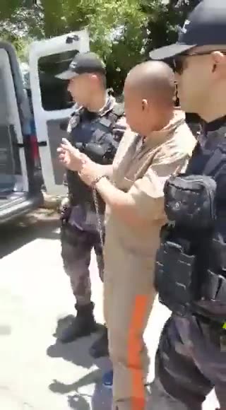 Video: ‘El Negro Ober’ llegó esposado de pies y mano a nueva cárcel