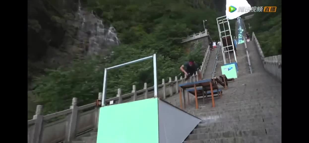 Li Yiqi, Champion of Tianmen Mountain Parkour Race