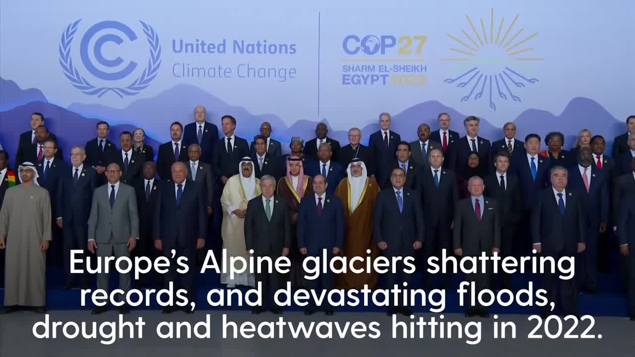 World leaders take a family photograph at Cop27