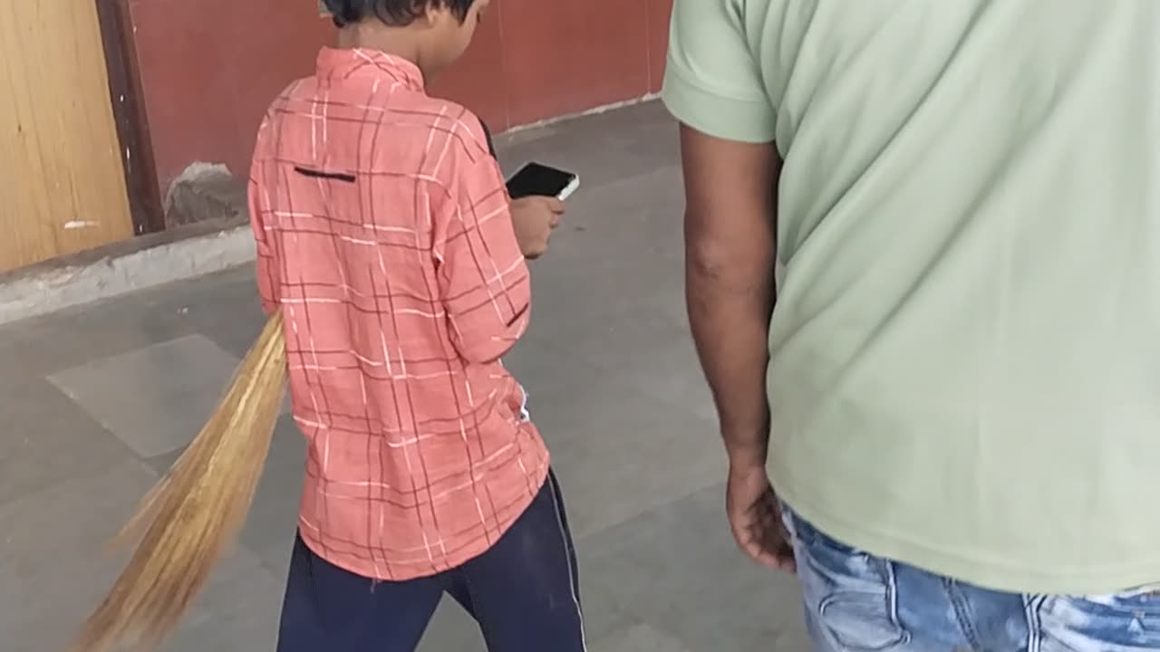 Begger in India bought a mobile