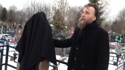 Aleksandr Dugin e Geydar Dzhemal Inauguram um Menir (Менгир) no Túmulo de Evgeny Golovin
