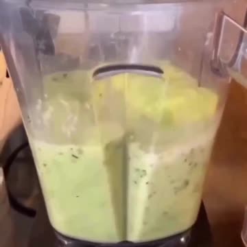 Delicious, Easy To Make, Bloat Busting Smoothie Which Tastes Like a Vacation