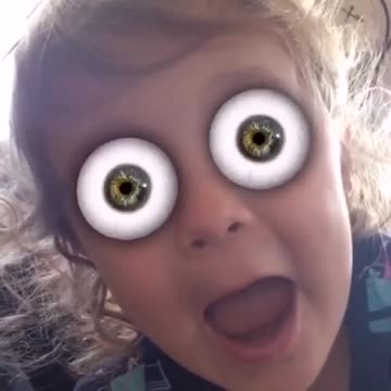 Niña se divierte con efectos especiales