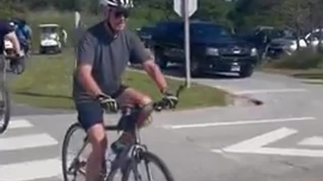 Joe Biden cade in Bicicletta