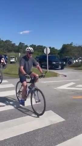 Joe Biden cade in Bicicletta