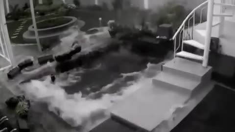 Disaster in Indonesia! Houses crumble under the force of the wind..