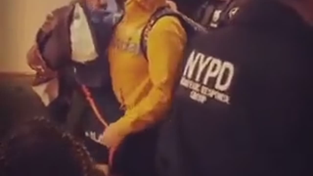 NYC COPS IN 2020 😡 AFTER A SMALL CHILD BECAUSE HE WAS NOT JABBED 😡 NO AMNESTY 💥