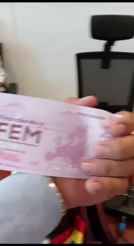 Euros lanzados en debate de control político