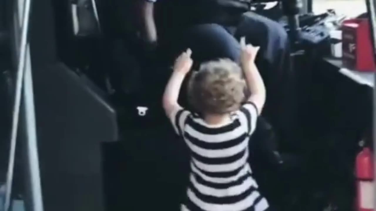 A bus driver plays little girl's favorite song! 🤣❤️🔥