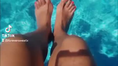 Mis pies en la piscina.