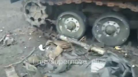 Russian soldiers destroyed two Leopard tanks