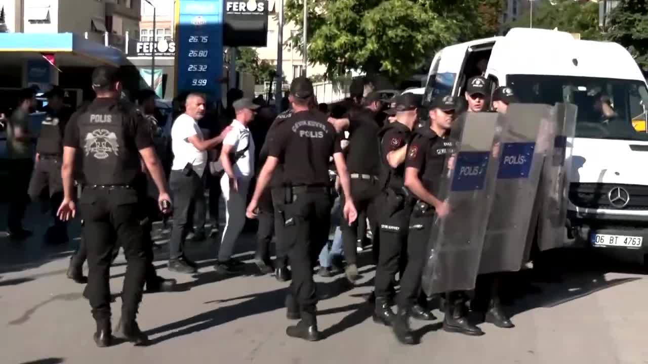 Police in Turkey stop pride march, detain more than 30