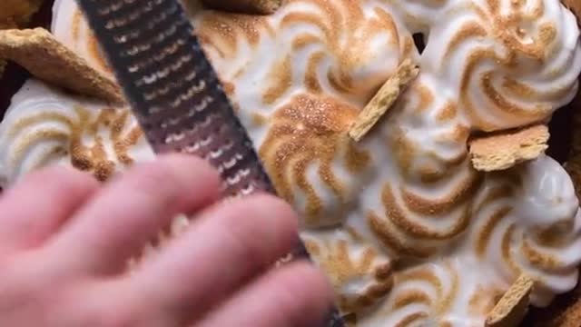 S'more pie please! Make this delicious sweet treat your next baking session 🥧