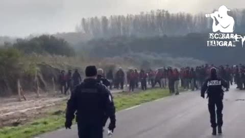 FRANÇA - Policia luta para conter entrada de ilegais