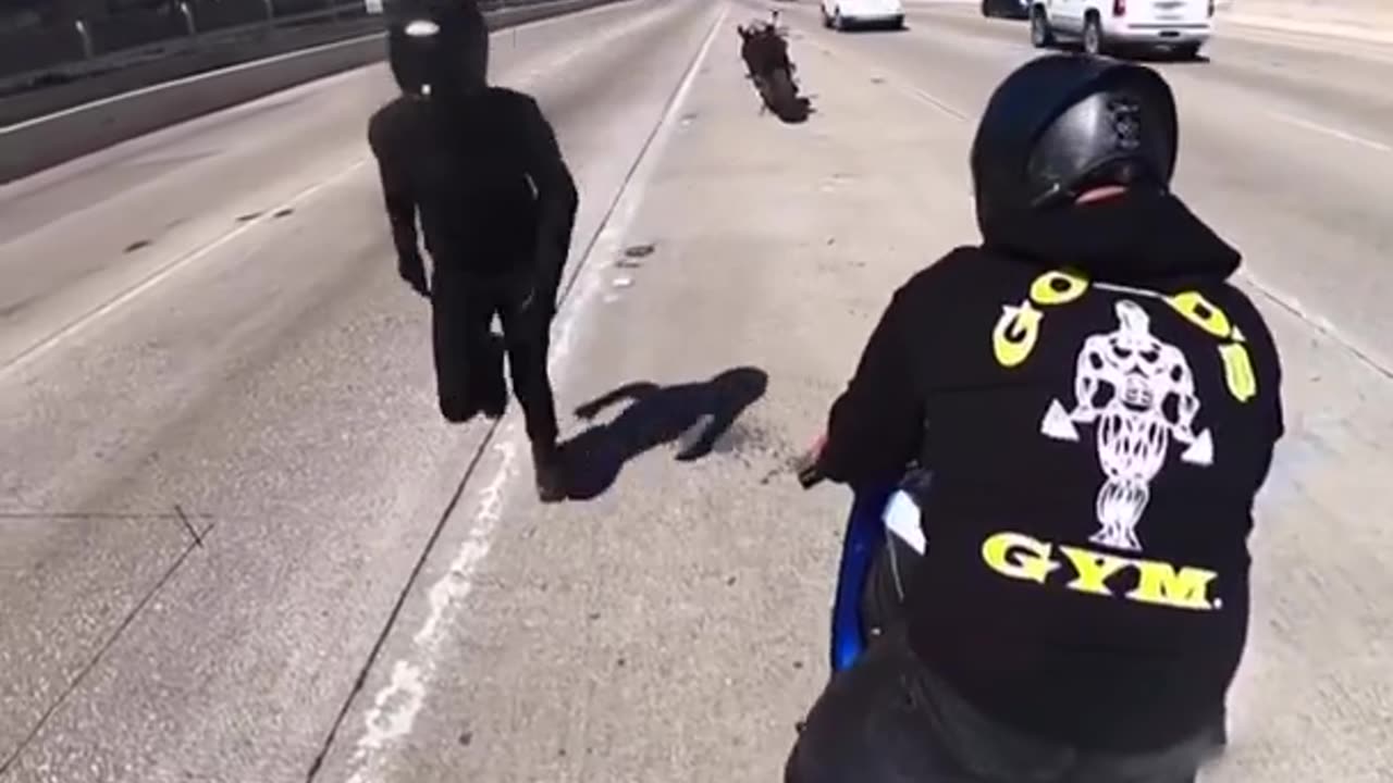 Texas: Wild moment caught on video from a group of bikers merging onto 75 in Dallas...