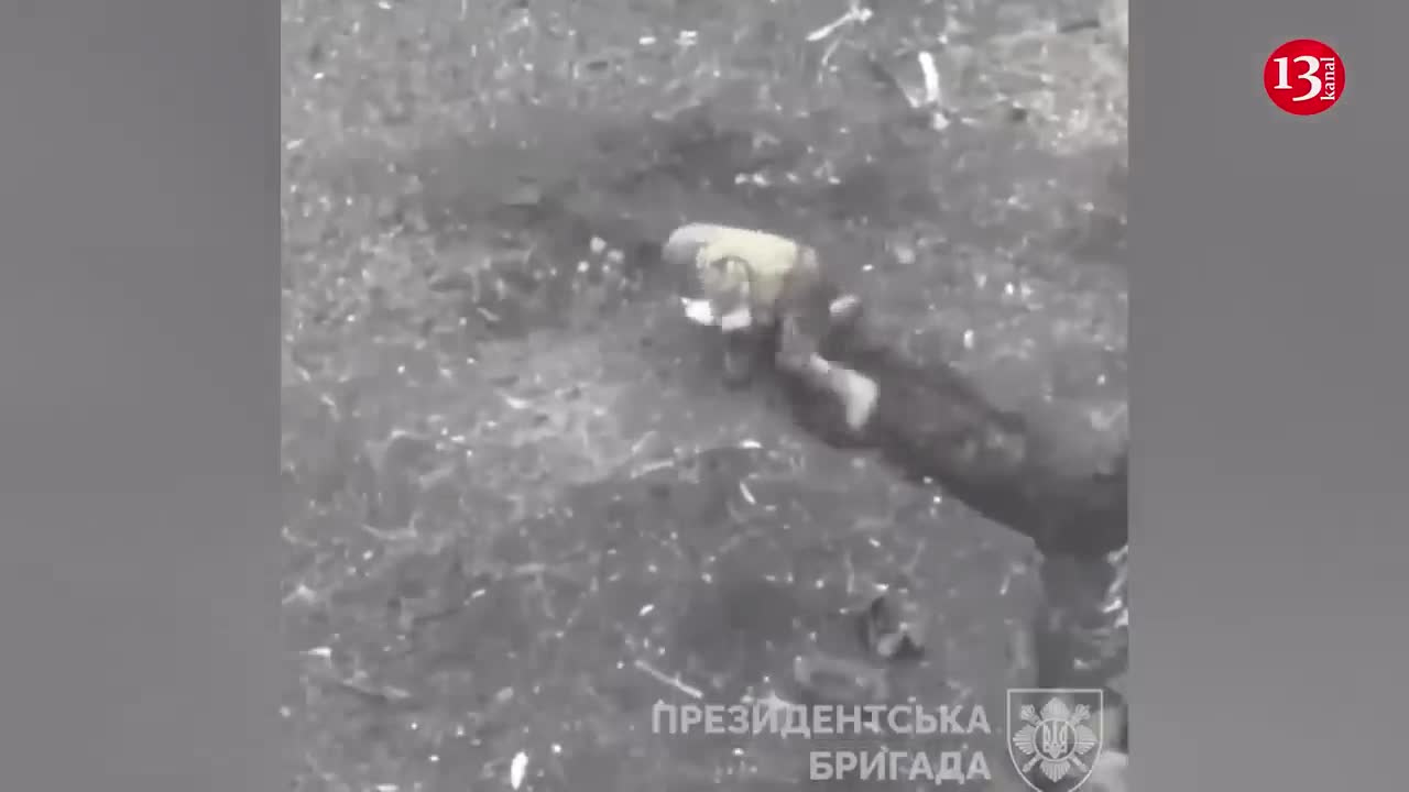 "They throw away their weapons and run away" - drone responds to Russians who fired from trench