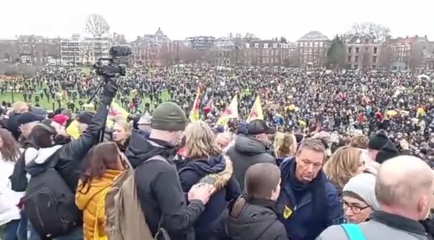 A sea of people in Amsterdam against c0vid passports and mandates, what a beautiful sight 🙏🏻