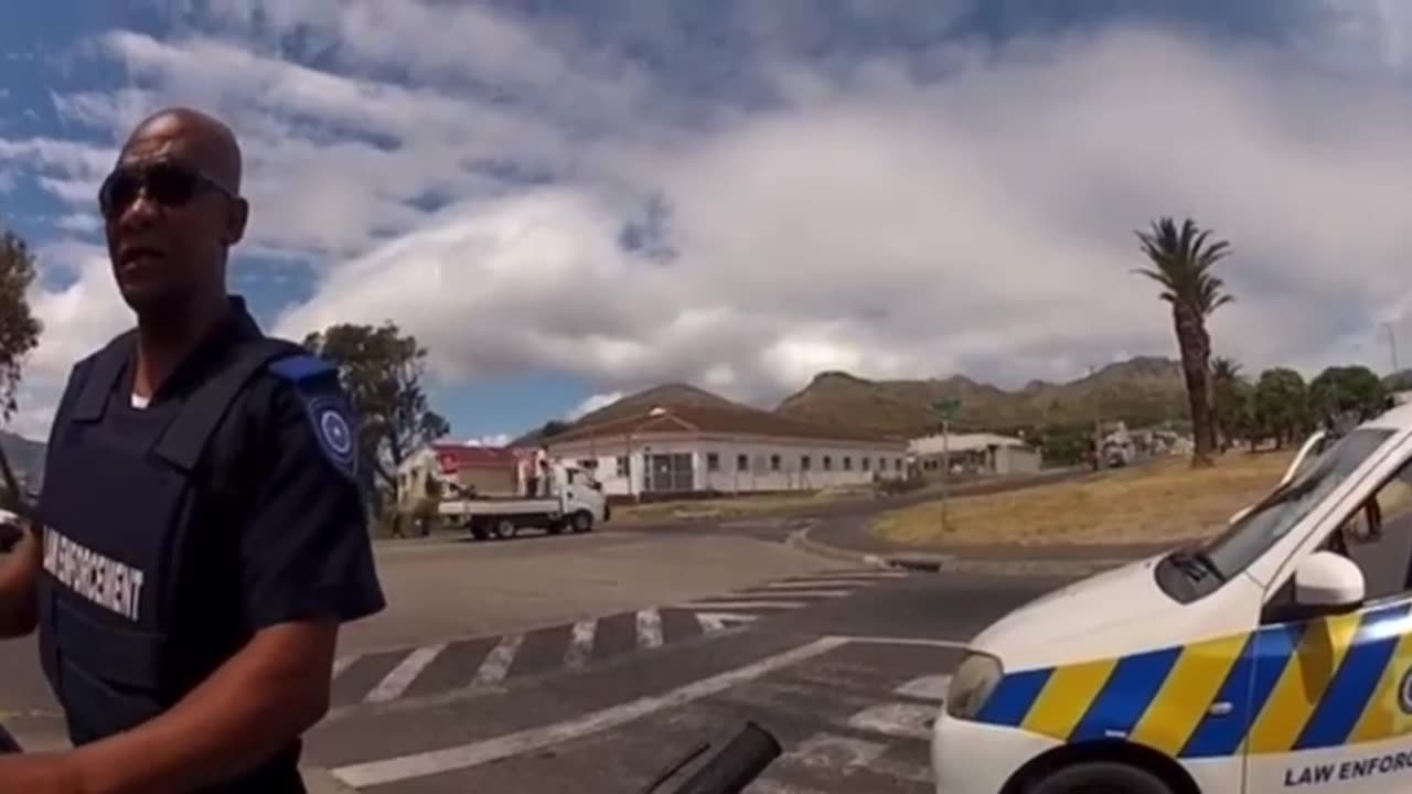 Check jou bek, officer: Cop in trouble for vuilbek clip