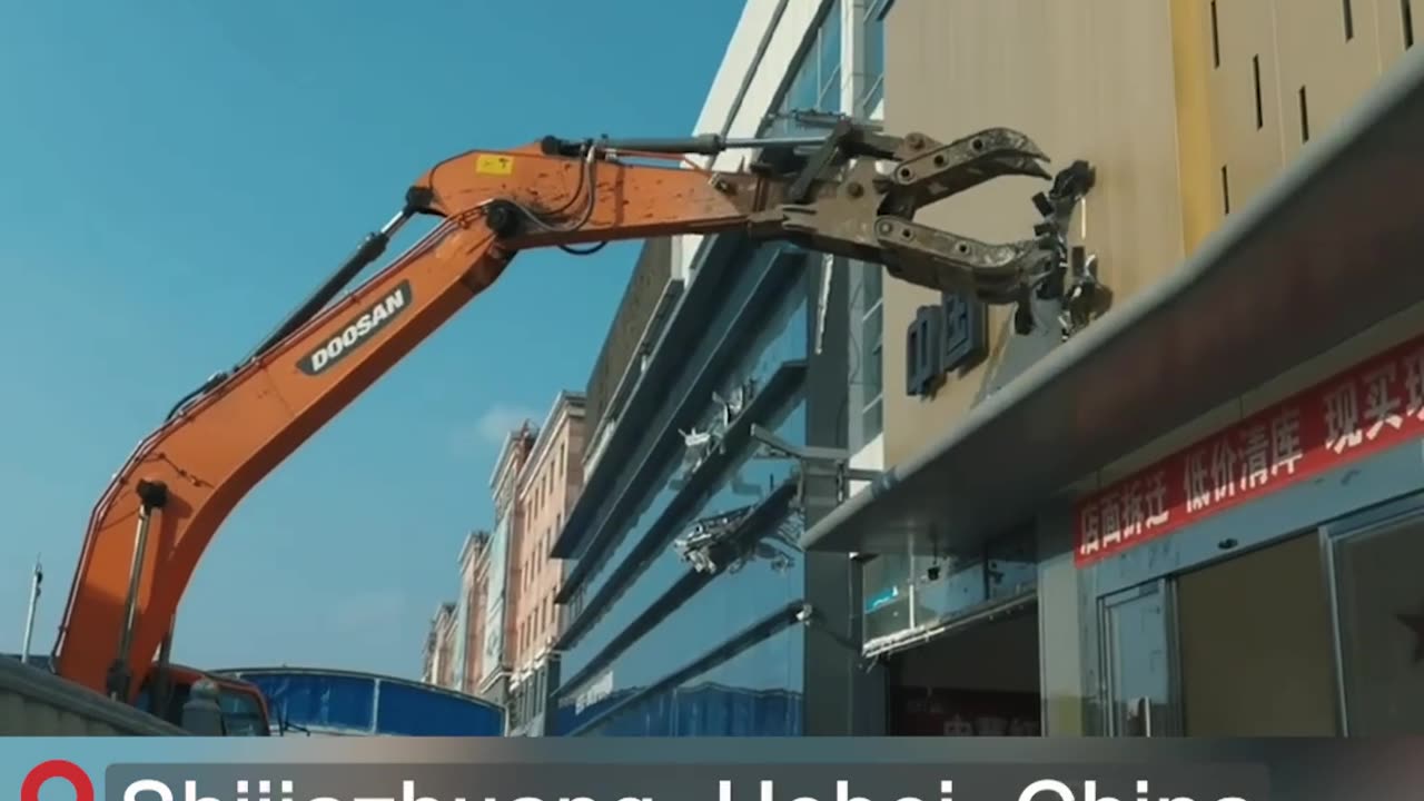 The largest automobile park in Shijiazhuang City is undergoing forced demolition