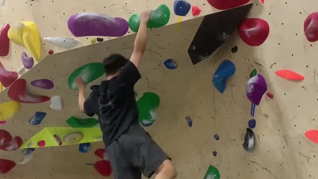 Big hand rock climbing exploration hall, roof line is a little handsome