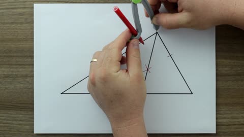 Traçar a bissetriz interna relativa a um dos ângulos de um triângulo qualquer.