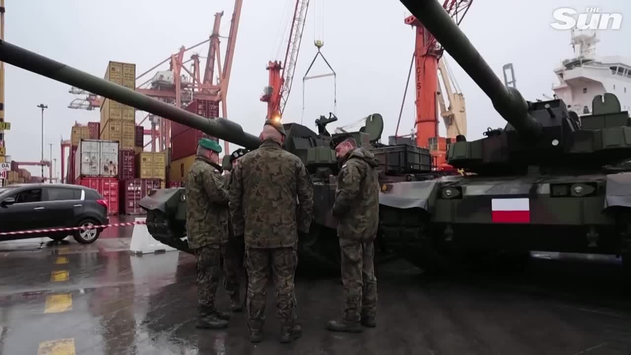 Poland receives convoy of tanks and Howitzers from South Korea