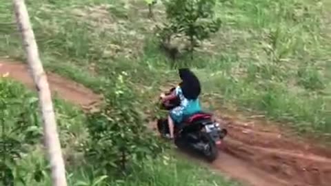 Badass !! Yamaha matic conquers steep climbs (viral video)