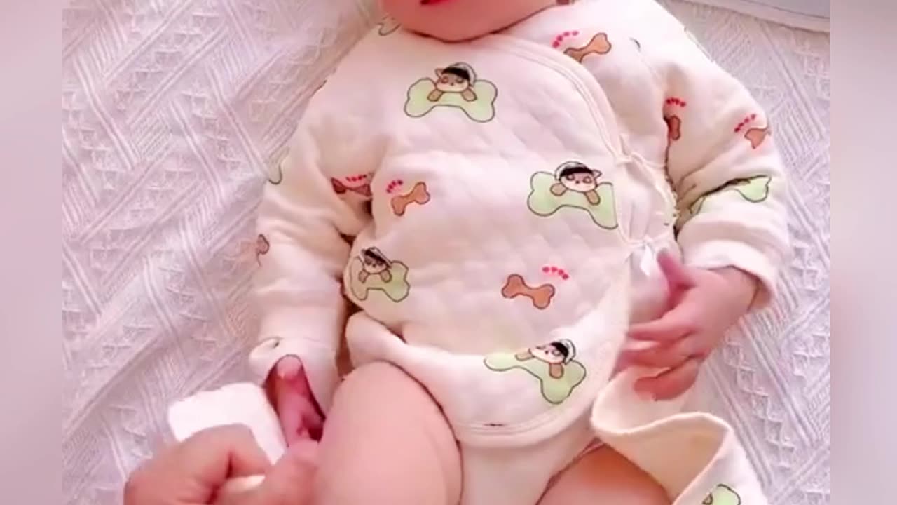 Cute baby funny reaction video😜