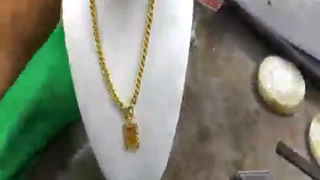 make a beautifu gold necklace